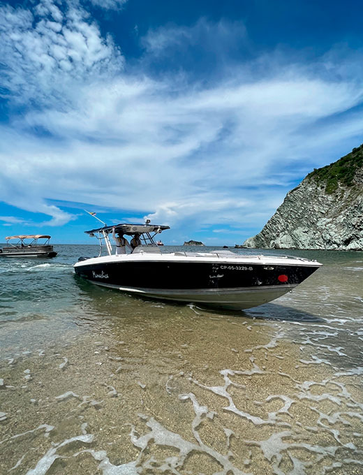 lancha de lujo en playa cristal de santa marta colombia