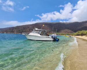 yate en bahia concha santa marta parque nacional tayrona