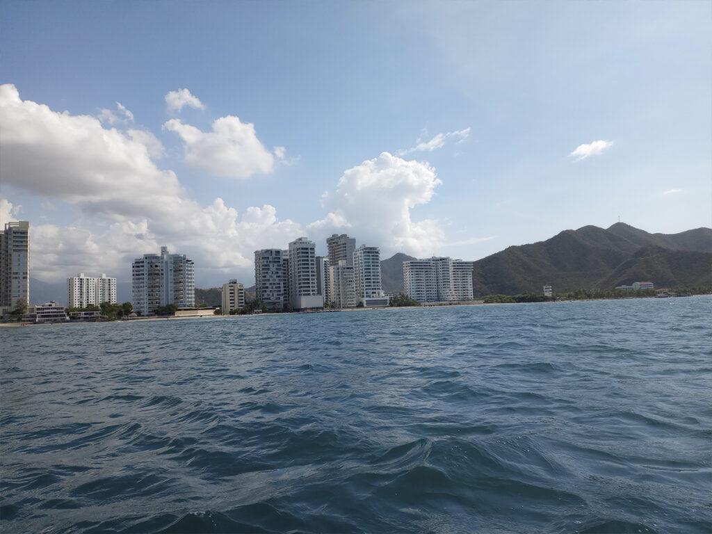 Vista desde el mar en Santa Marta, Colombia