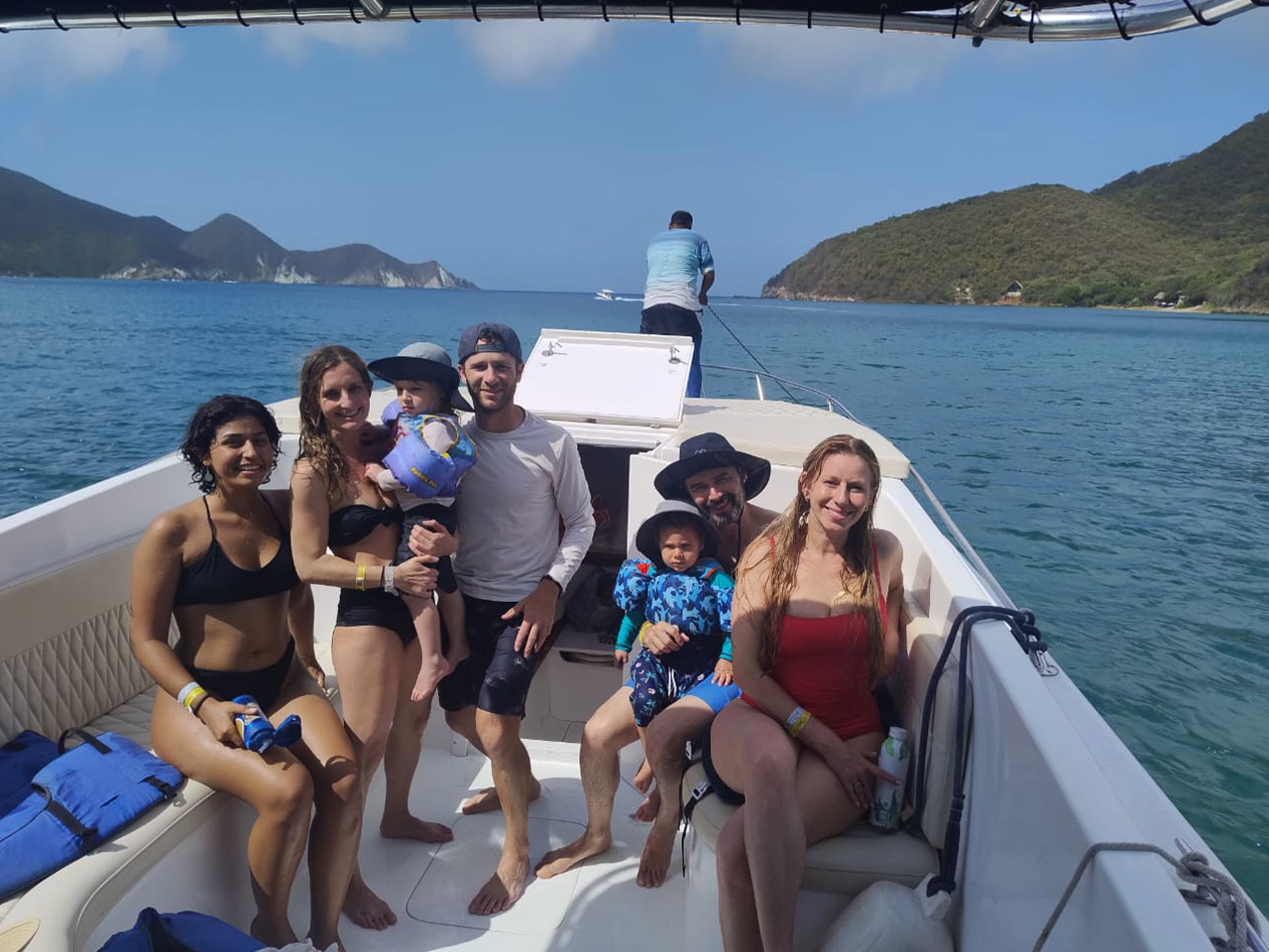 turistas camino a playa cristal, santa marta, colombia