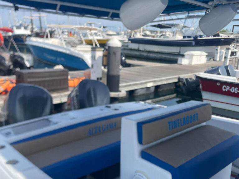 interior de la lancha alta gama en muelle de Santa Marta