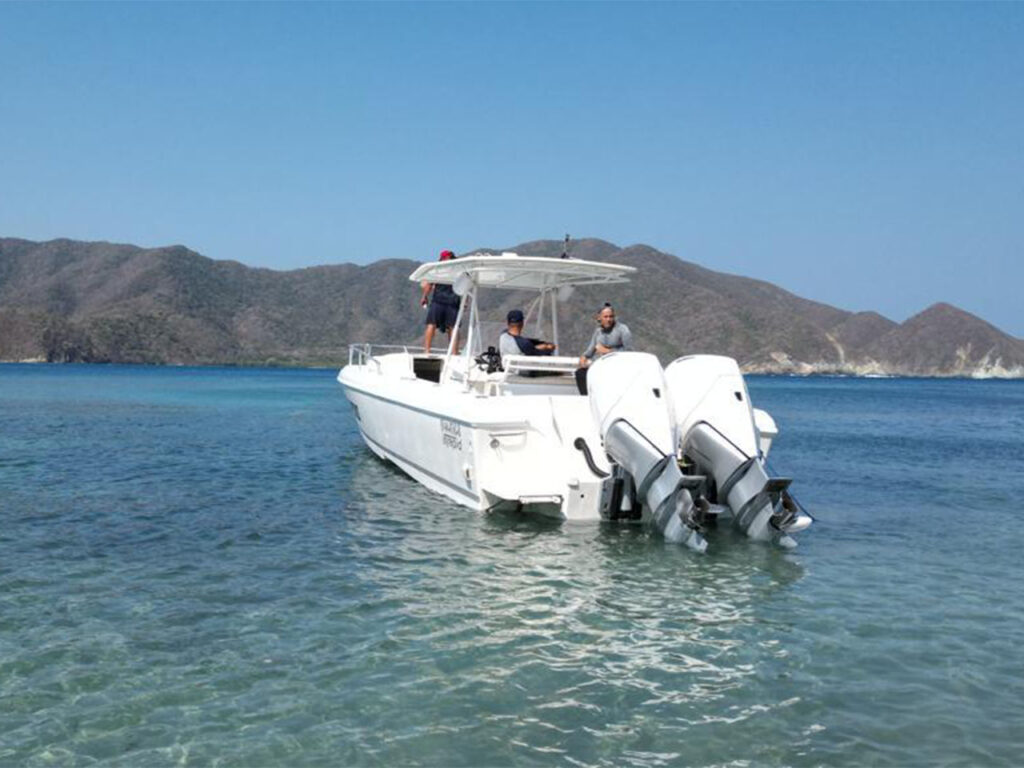 lancha en playa cristal santa marta