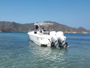 lancha en aguas cristalinas en santa marta