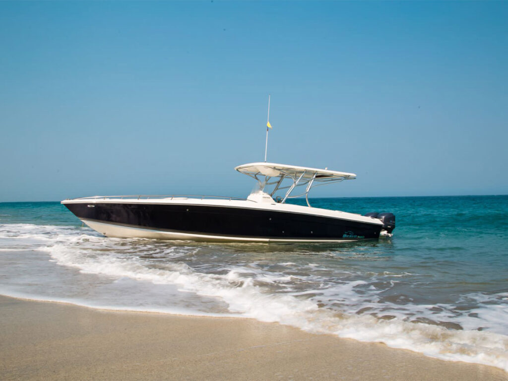 alquiler de embarcaciones en santa marta - lancha en la playa