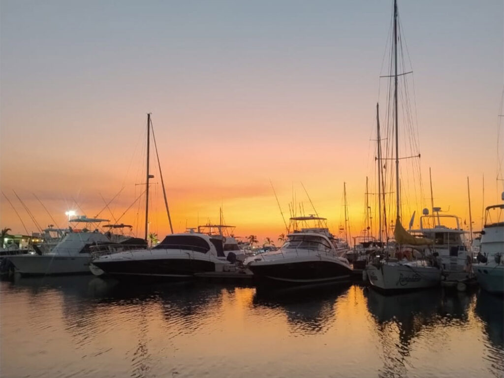 lanchas en el atardecer en Santa Marta