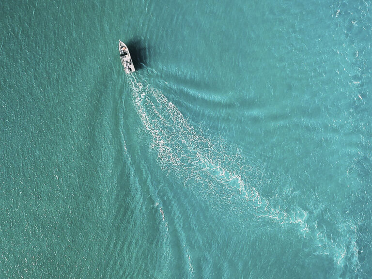 lancha para alquilar sobre el mar en santa marta